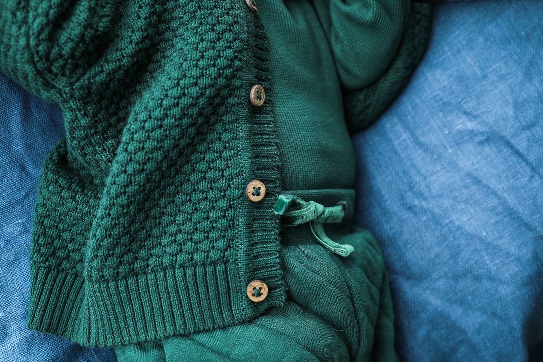 Donker groene vest met houten knopen